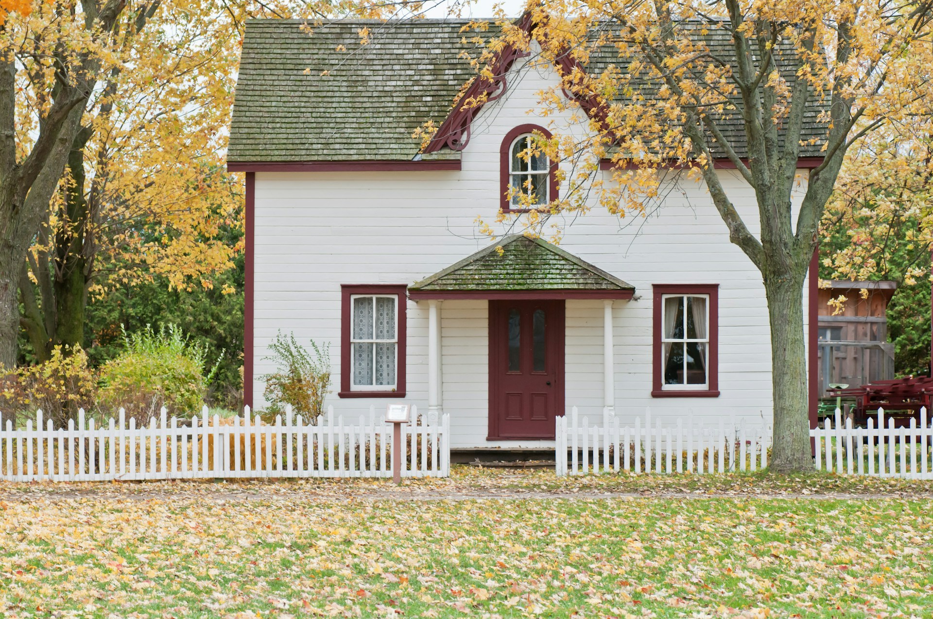 5 Paint Colors You Should Never Use in a Guest Room